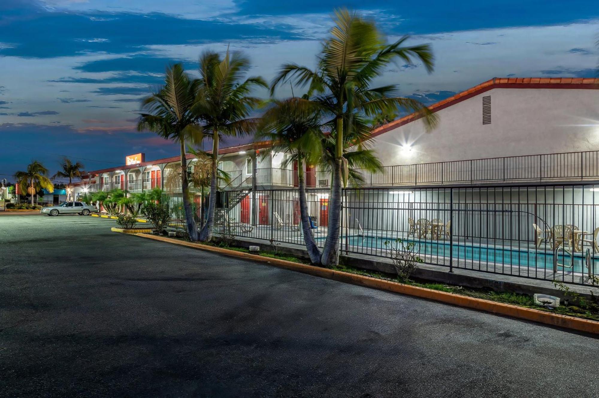 Red Roof Inn Los Angeles - Беллфлавер Екстер'єр фото