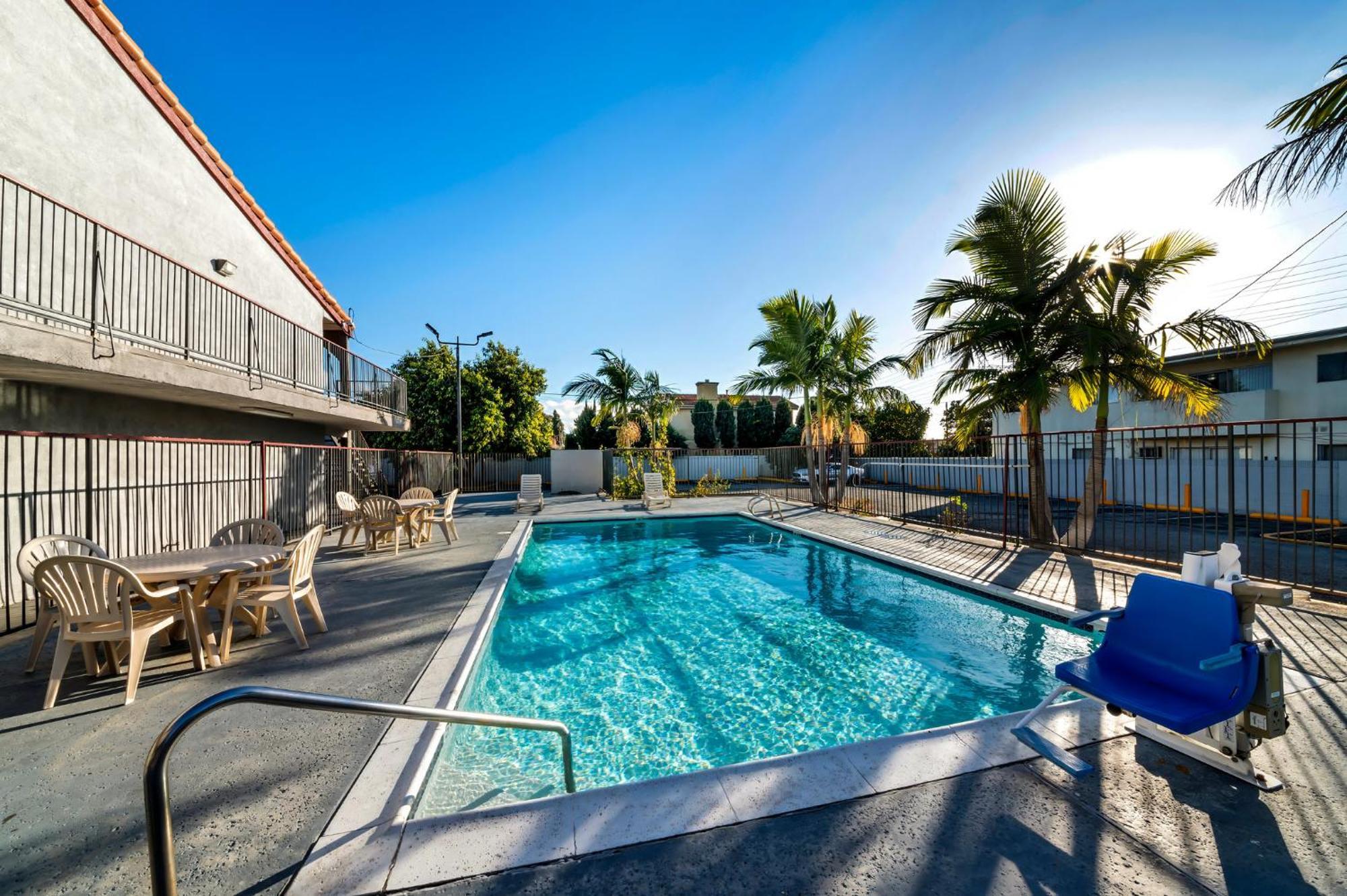 Red Roof Inn Los Angeles - Беллфлавер Екстер'єр фото